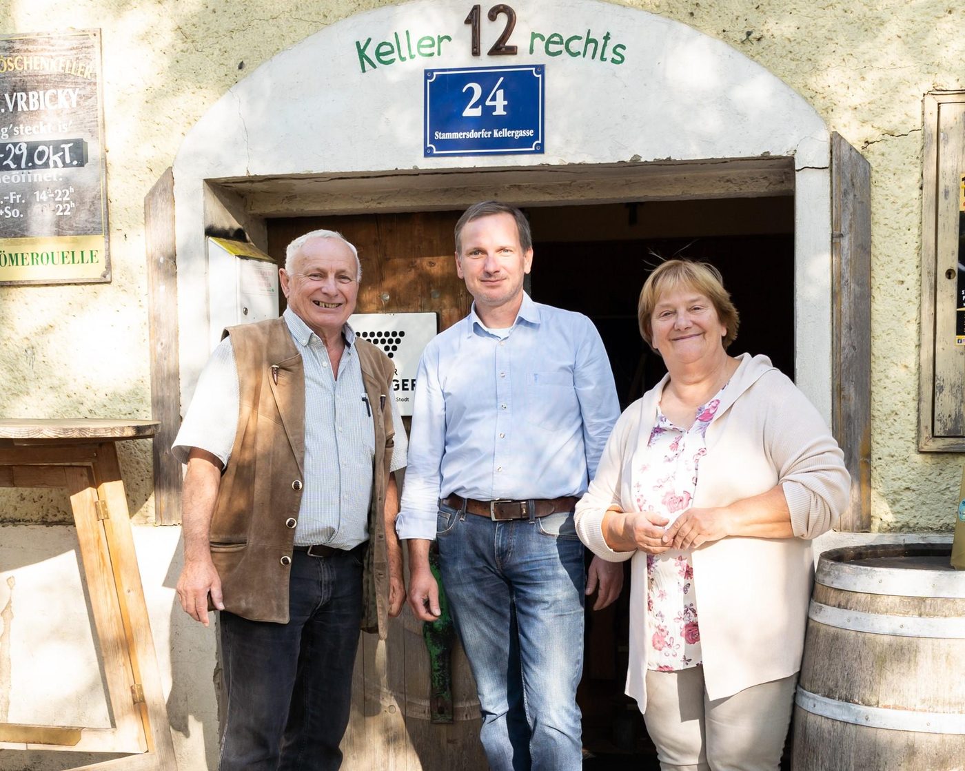 Familie Vrbicky vor dem Kellereingang des Dornröschenkellers