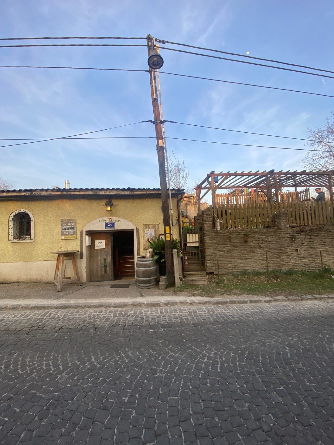 Eingang und Fassade des Dornröschenkellers in der Stammersdorfer Kellergasse